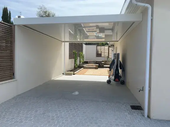 Carport entre deux murs