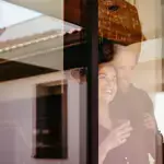 Couple devant une fenêtre