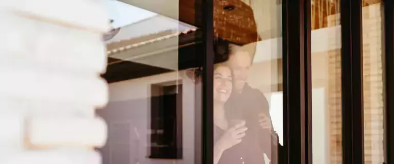 Couple devant une fenêtre
