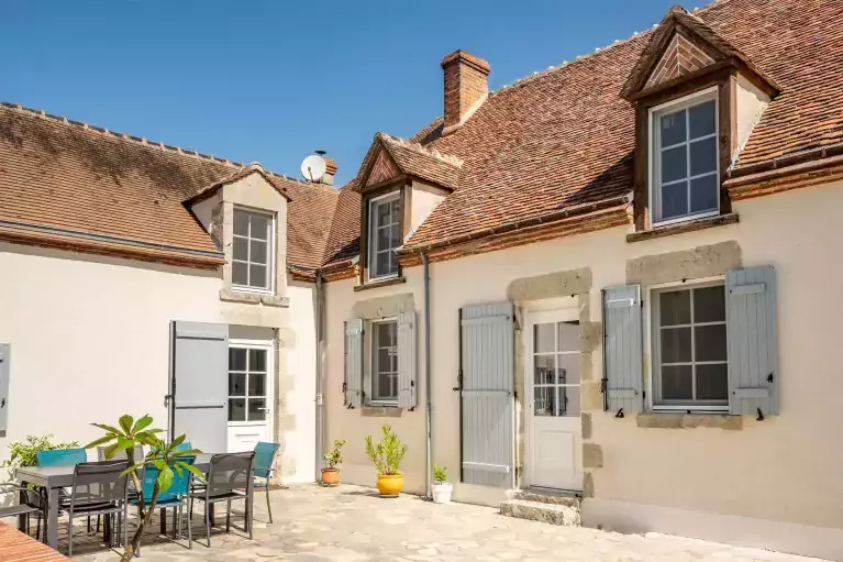volets battants sur facade de maison