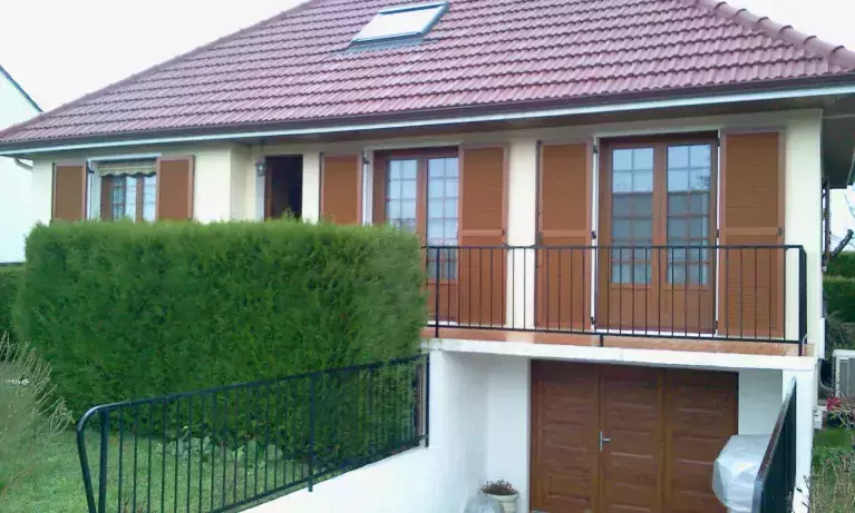 maison avec menuiserie traditionnelle