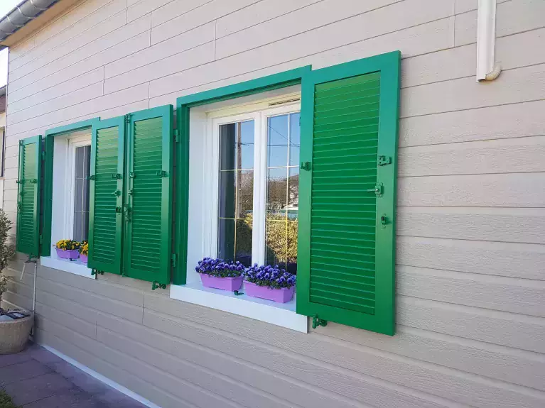 fenetre avec des volets verts