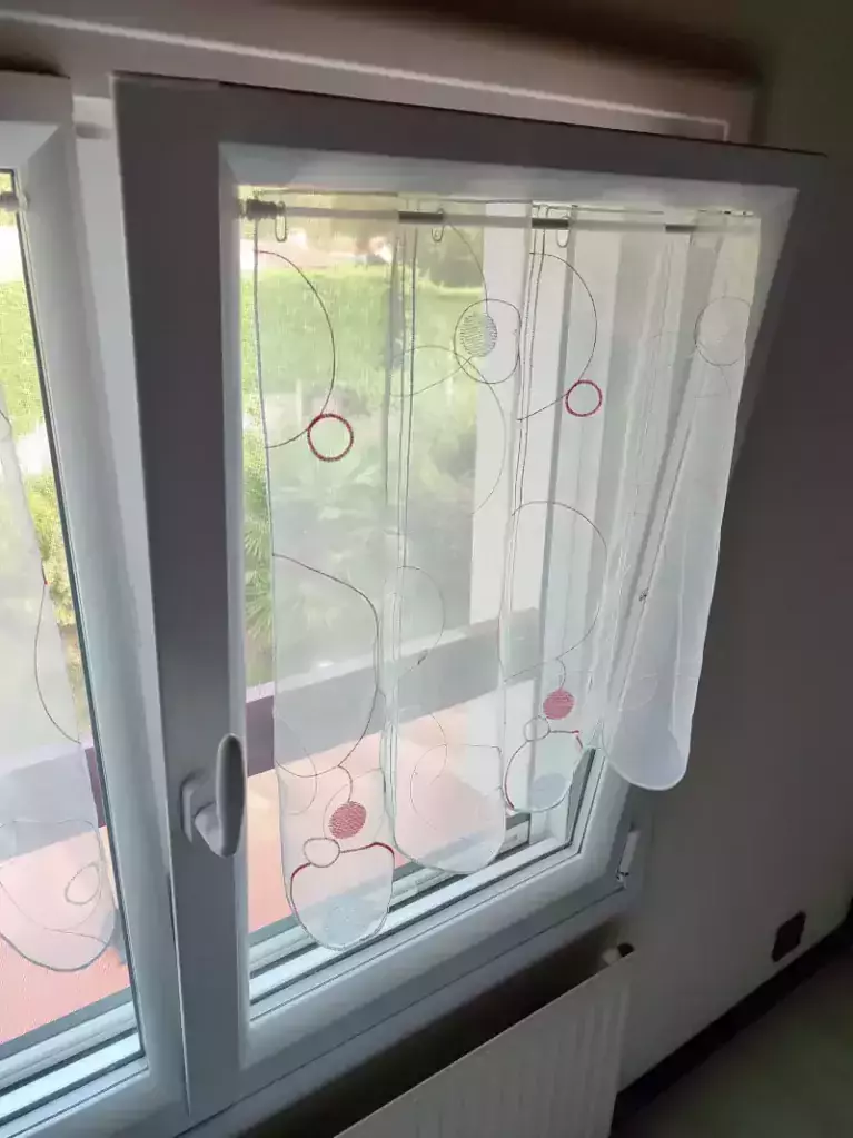 Comment faire pour ouvrir ma fenêtre bloquée sur la partie basse