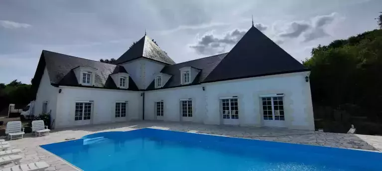 photo d'une maison claire avec menuiserie blanche