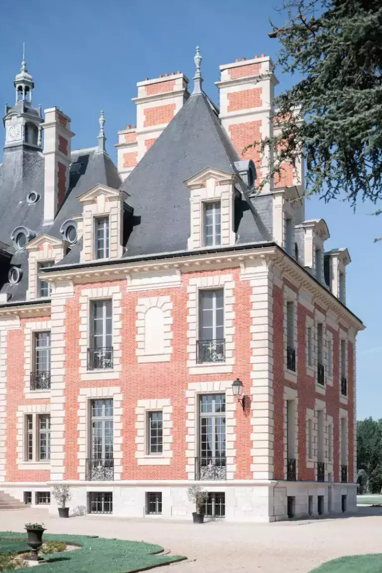 vue exterieure du château de nainville les roches avec les nouvelles fenêtres