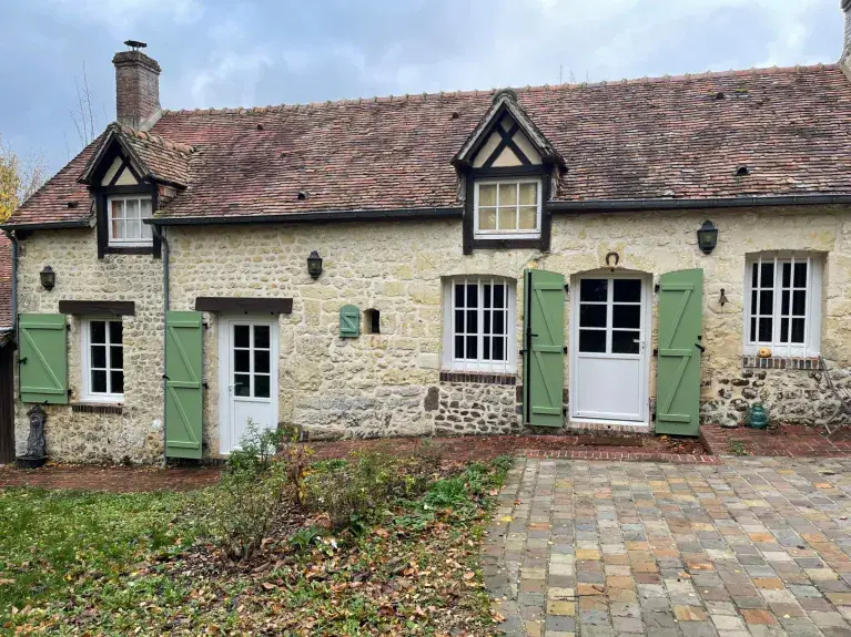 Porte d'entrée PVC blanc à l'Aigle style traditionnel avec volets verts