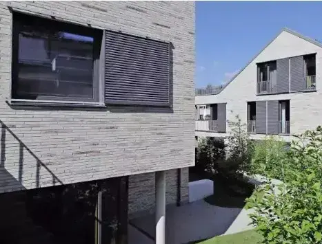 Volets coulissants gris façade contemporaine moderne à l'Aigle