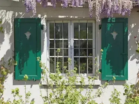 style-classique- fenêtre-a-carreaux-et-volets-verts