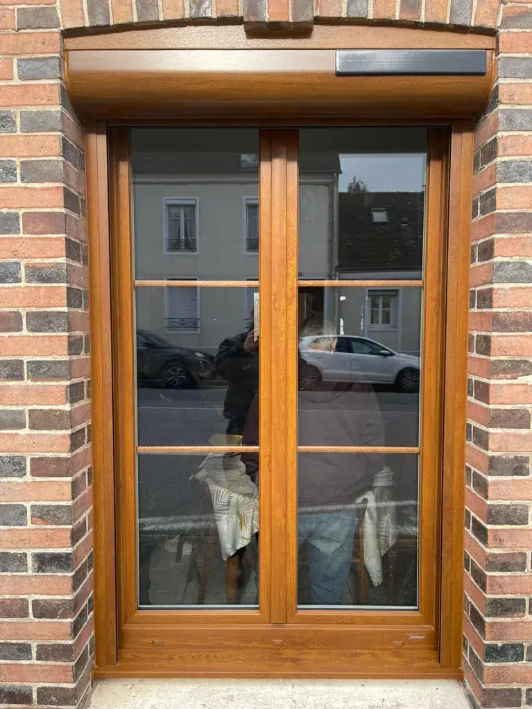 Fenêtre bois teinte miel l'Aigle charme authentique