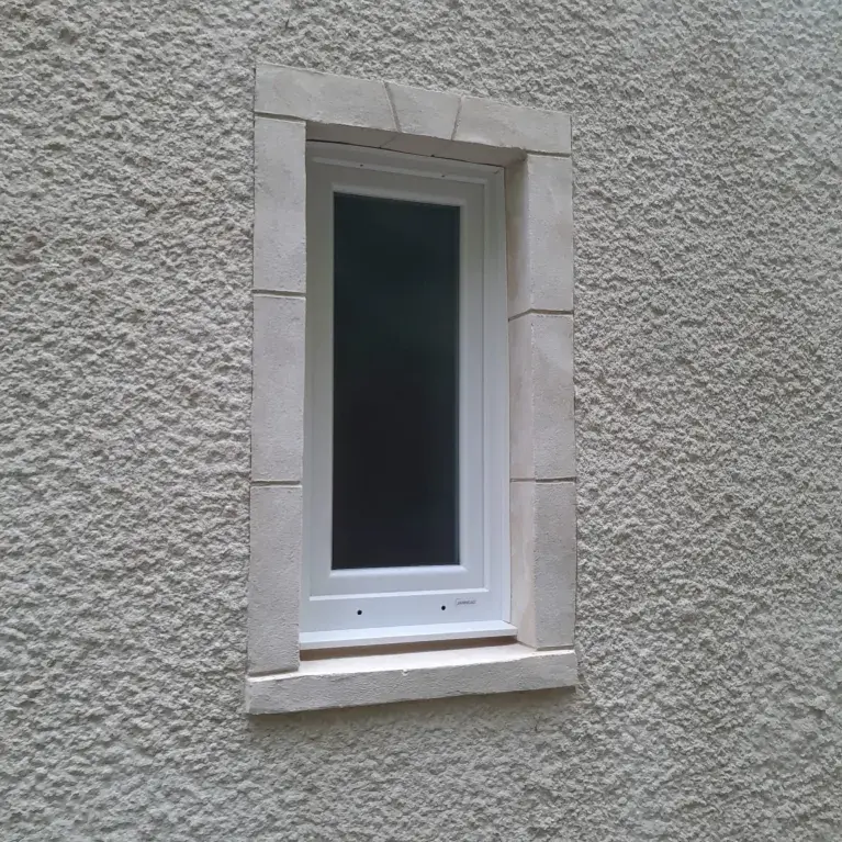 Fenêtre PVC blanc à l'Aigle installation classique en façade pierre