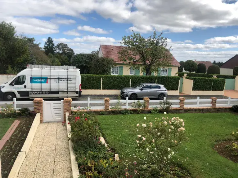 Garde corps blanc à l'aigle allure épurée pour votre maison