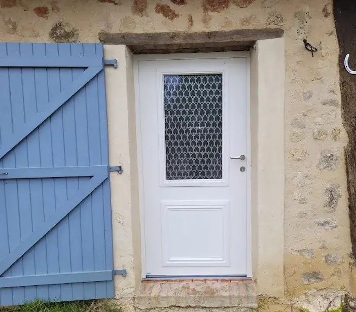 Installation d'une porte d'entrée pvc blanche laigle