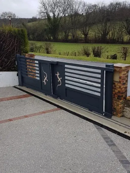 Portail motorisé à l'Aigle entrée sécurisée et esthétique