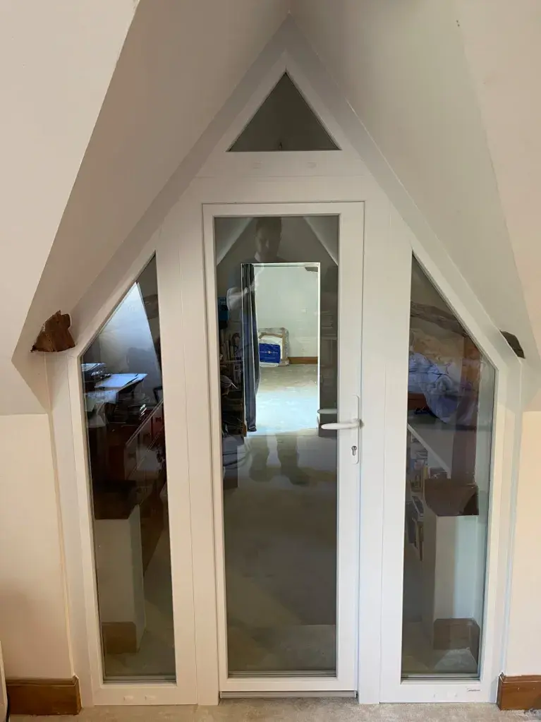 Porte pvc vitrage blanc épuré sous toiture laigle