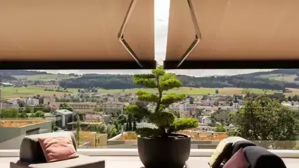 Store banne beige à l'Aigle avec terrasse design et fonctionnelle