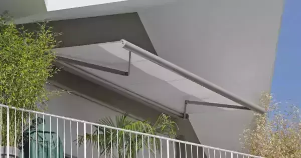 Store coffre blanc à l'Aigle avec balcon protégé et élégant