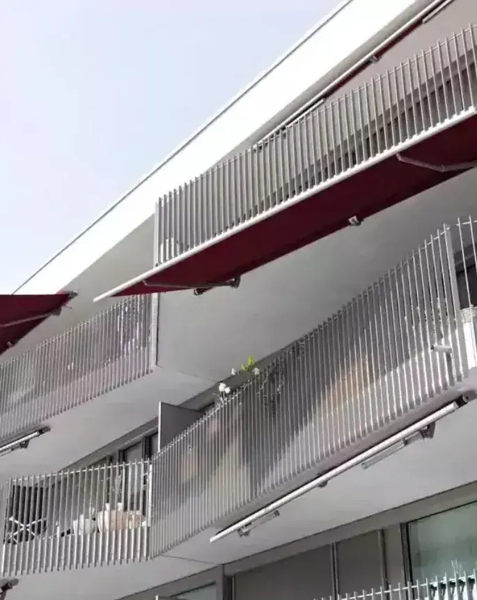 Store véranda vertical à l'Aigle avec façade protégée et moderne