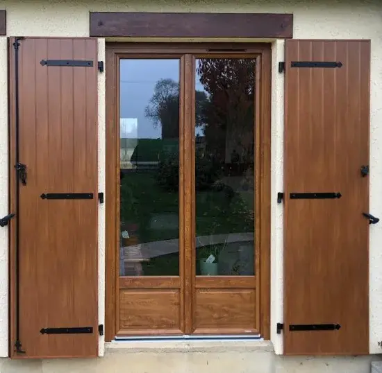 Volets battants en bois à l'Aigle élégance intemporelle