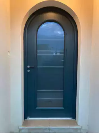 Porte d'entrée aluminium cintrée