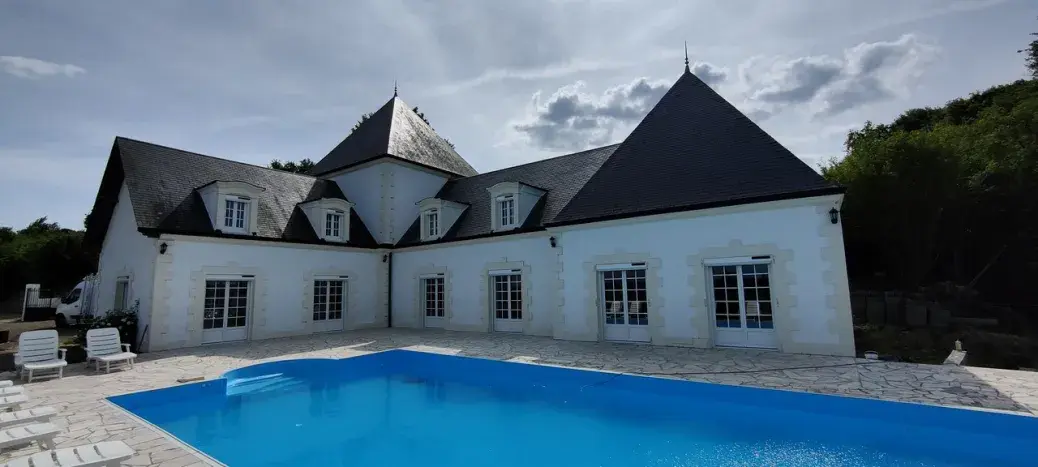 photo d'une maison claire avec menuiserie blanche